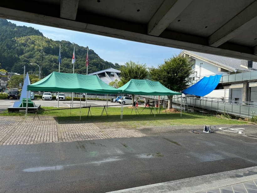 テントと竹で作った流しそうめんの台